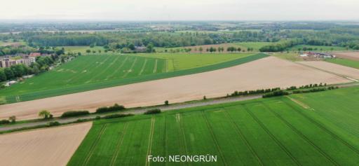 Aus der Luft sind Ackerflächen zu sehen.