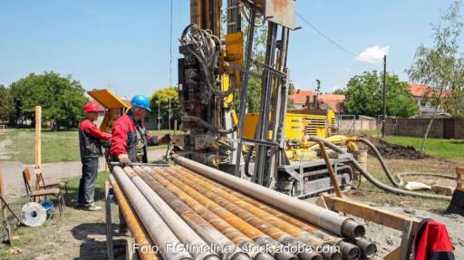 Im Bild Menschen mit Bohrequipment, die Bohrung für die Geothermie in Kirchweidach war erfolgreich.