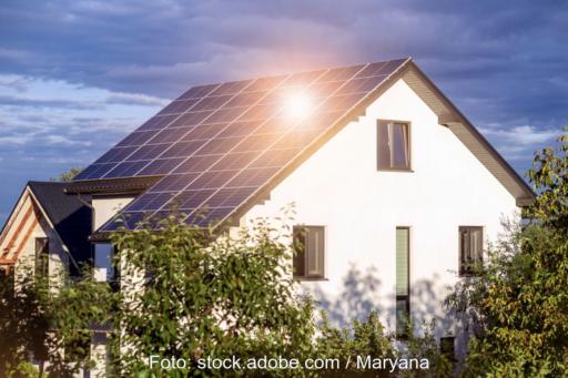 Sonne reflektiert von PV-Anlage auf Schrägdach eines 1-Familien-Hauses