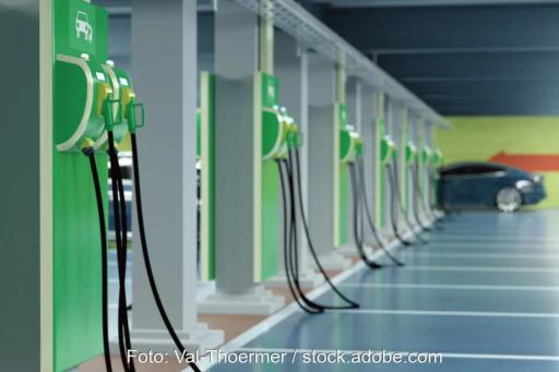 Eine Reihe von Ladesäulen.
