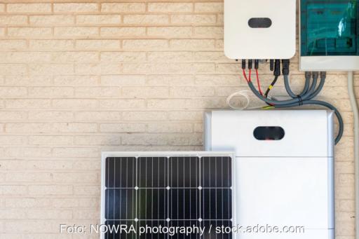 PV-Modul lehnt an einem Speicher mit Anschlussbox