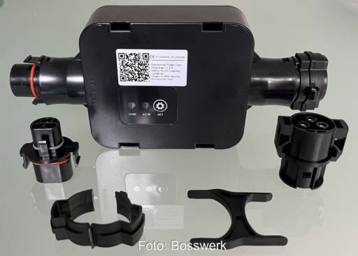 Im Bild das Nachrüstkit von Bosswerk für das fehlende Relais im Mikrowechselrichter vom Balkonkraftwerk.