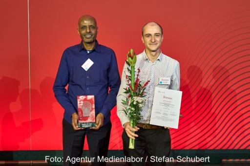 Zwei Personen auf einer Bühne empfangen Ehrungen zum Gewinn des Innovationspreises Berlin Brandeburg 2025.