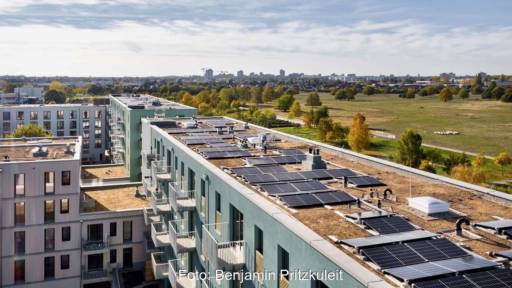 Photovoltaik-Anlage auf großem Gebäude-Komplex mit Gründach von oben fotografiert - Mieterstromprojekt in Berlin.