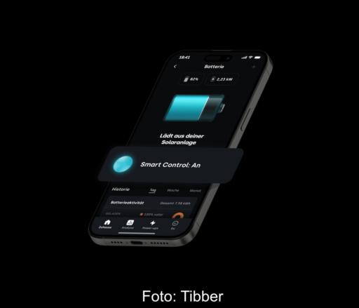 Smartphone mit App zum Beladen einer Batterie