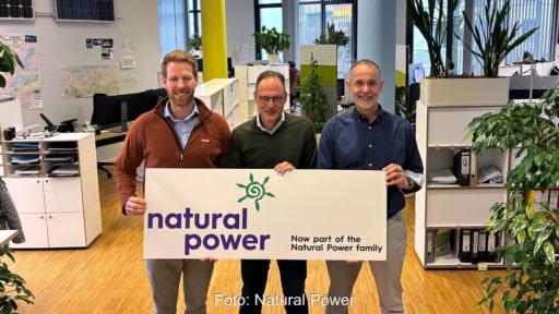 Drei Personen halten ein Schild in die Kamera: Natural Power ist jetzt das Zuhause von Renerco.