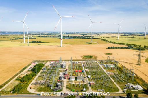 Umspannwerk im Flachland an einem Windpark.