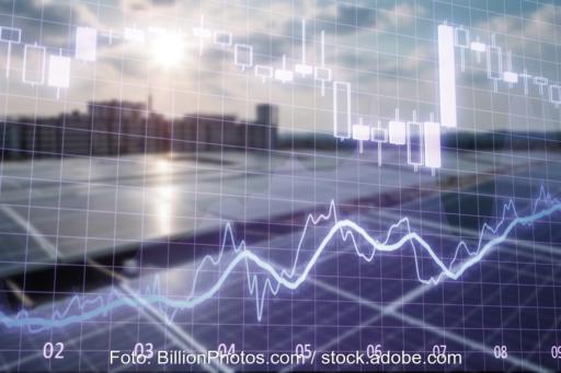 PV-Anlage auf flachem Dach, davor ein Preiskurs, Symbol für dynamische Stromtarife