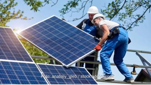 Zwei Monteure installieren eine Solaranlage, Photovoltaik erfordert keinen zusätzlichen Netzausbau.