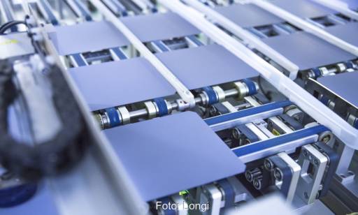 Solarzellen auf Transportband - Wirkungsgrad-Rekord bei Longi