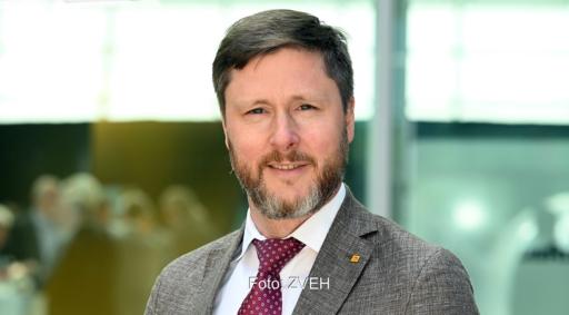 Im Bild der ZVEH-Hauptgeschäftsführer Alexander Neuhäuser, der vor einem Ende des Photovoltaik-Hochlaufes warnt.