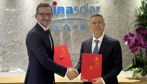 Firmenvertreter von Trinasolar und Holosolis mit Kooperationsvertrag schütteln Hände, Trinasolar investiert in die Photovoltaik-Fertigung von Holosolis.
