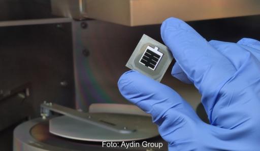 Hand mit Handschuh hält die von einem Photovoltaik-Forschungsteam der LMU erzeugte Perowskit-Silizium-Tandemzelle mit verbesserter Passivierung.