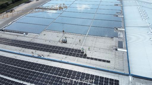 Revamping (Modernisierung) einer Photovoltaik-Dachanlage auf einer Logistikhalle in Philippsburg mit neu aufgeständerten Solarmodulen auf dem Hallendach mit Blick aus der Vogelperspektive.
