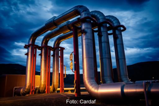 Rohrleitung einer geothermischen Energieanlage zur Wärmeversorgung, die Wärme aus dem Untergrund zu einem Wärmenetz transportiert.