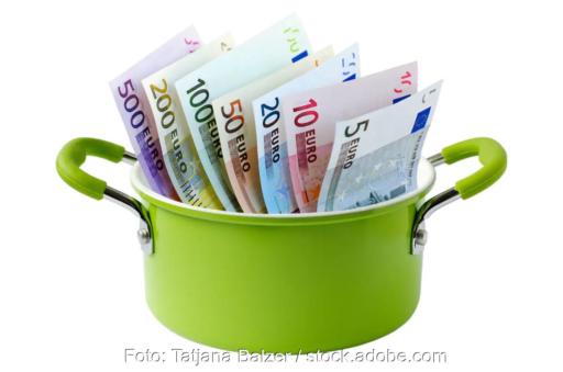 Geld in eine Topf, der Fördertopf Bundesförderung Industrie und Klimaschutz (BIK) enthält 476 Millionen Euro für Projekte zur Dekarbonisierung der Industrie.