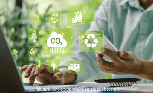 Mann am Computer mit Klimaschutz-Symbolen, Klimakommune Deutschland e. V., Trägerverein für kommunalen Klimaschutz gegründet.