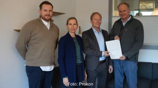 Firmenvertreter:innen von Prokon und Neowa bei der Vertragsunterzeichnung für den Abbau der Windenergieanlagen im Repowering-projekt Fleetmark.