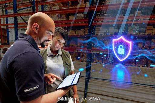 Symbolbild für Cybersicherheit: Mann und Frau mit Tablet-Computer in einem Lagerraum - Lichteffekte projezieren ein Schloss inn den Raum.