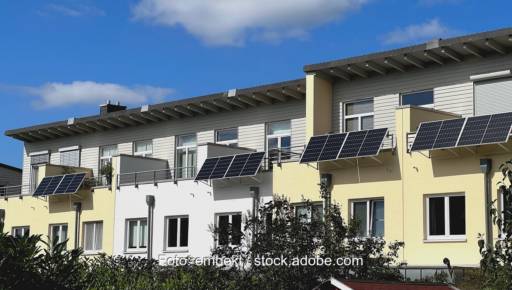 Im Bild Gebäude mit Steckersolargeräten, für deren Erlaubnis ein gesetzlicher Anspruch kommen soll.