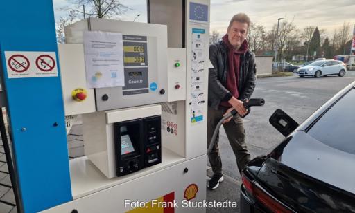Frank Stuckstedte von der Initiative H2-Infrastruktur Deutschland an einer Wasserstofftankstelle, er hat eine Petition gegen den Rückbau von Wasserstofftankstellen in Deutschland gestartet.