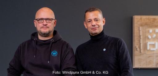 Im Bild Sebastian Brosch und Heinz-Georg Strickmann, die die Betriebsführungsunternehmen Windpunx und Solarpunx leiten.