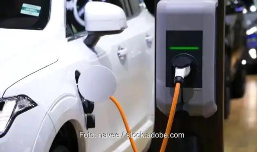 Auto an Ladesäule, die DUH hat einen Verbraucherleitfaden zum Umstieg auf Elektroautos erstellt.