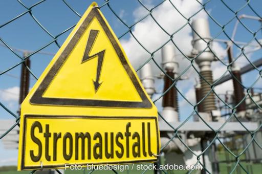 Warnschild mit der Aufschrift Stromausfall, der ZVEH rät zum Blackout das Stromausfall-Risiko mit Photovoltaik mit Notstromfunktion zu minimieren.