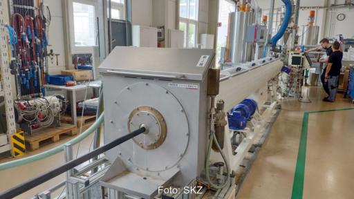 Laboreinrichtung, mit dem eine Erdwärmesonde geprüft wird.