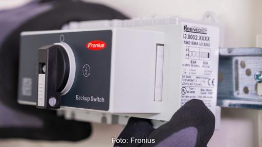 Der 3-Wege-Schalter Fronius Backup Switch, damit kann man manuell den Notstrom der Photovoltaik-Anlage aktivieren.