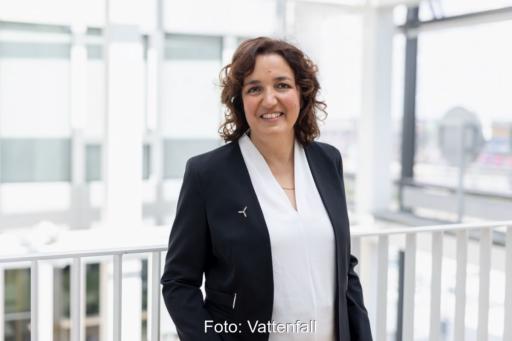 Portrait von Catrin Jung, die das Windenergiegeschäft bei Vattenfall in Deutschland leitet.