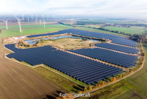 PV-Großkraftwerk aus der Luft.