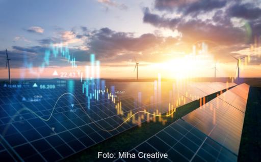 Grafik kombiniert PV-Anlage bei tierstehender Sonne mit schwankenden Kurven der Solarstromerzeugung.