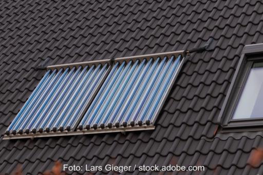 Vakuumröhrenkollektor auf einem Einfamilienhausdach.