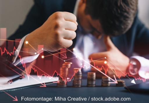 Verzweifelter Geschäftsmann angesichts hinter animierter Grafik mit abnehmenden Münzbeständen und abwärtsgerichteter Kurve.