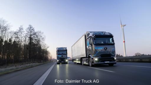 Megawattladen in der Praxis: eActros 600 testet auf Langstrecke zwischen Deutschland und Schweden.Zwei E-LKWs unterwegs auf der Autobahn: