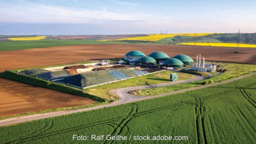 Biogasanlage in einer offenen Landschaft mit Ackerflächen