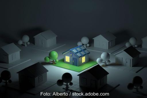 Grafik einer stilisierten Wohnsiedlung bei Nacht - nur das Haus in der Mitte mit Photovoltaik hat beleuchtete Fenster dank Notstrom