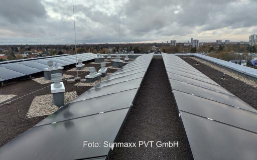 PVT-Module von Sunmaxx auf dem Dach des Mehrfamilienhauses in Berlin-Neukölln.