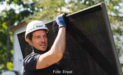 Im Bild ein Monteur mit Photovoltaik-Modul auf der Schulter, Enpal hat 2025 den Umsatz mit Photovoltaik und Wärmepumpen gesteigert.