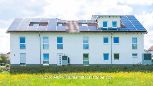 Ein Mehrfamilienhaus mit Photovoltaik-Anlage, das Standortfördergesetz ermöglicht Investitionen von offenen Immobilienfonds in Erneuerbare-Energien-Anlagen.