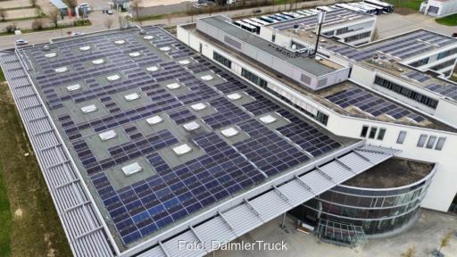 Verwaltungsgebäude von DaimlerTruck in Neu-Ulm mit Dach-PV-Anlage.