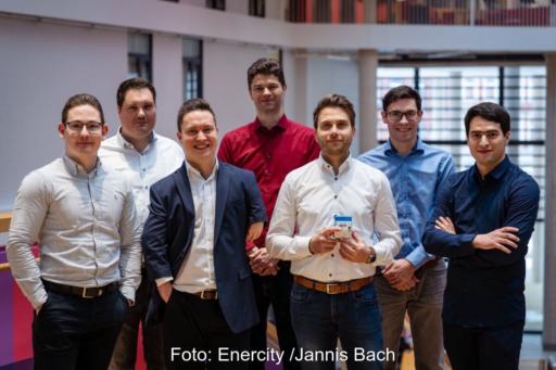 Sieben junge Männer im legeren Business-Outfit im Büroumfeld.