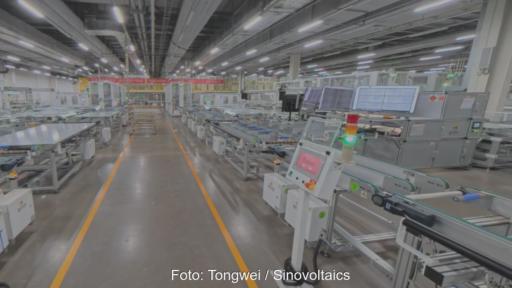 Blick in eine Solarmodulfabrikstrasse ohne Menschen