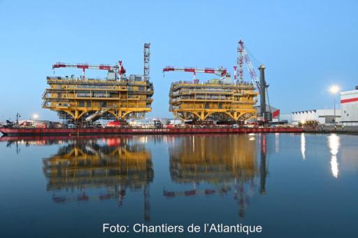 Zwei Umspannwerke für Offshore-Windanlagen auf einem Kai.