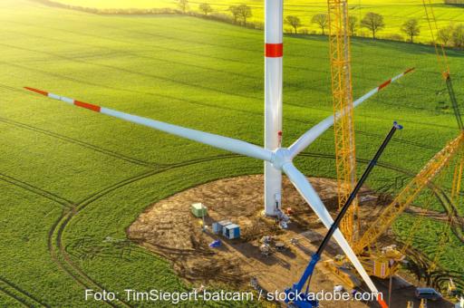 Bau einer Windenergieanlage mit Kran.