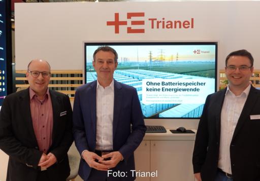Drei Manager von Trianel an einem Messestand.