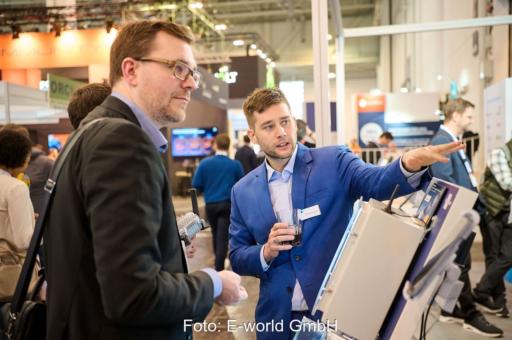 Zwei Personen im Gespräch auf der E-world 2026.