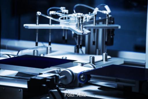 Maschine zur Herstellung von Rückkontakt-Solarzellen bei Aiko.