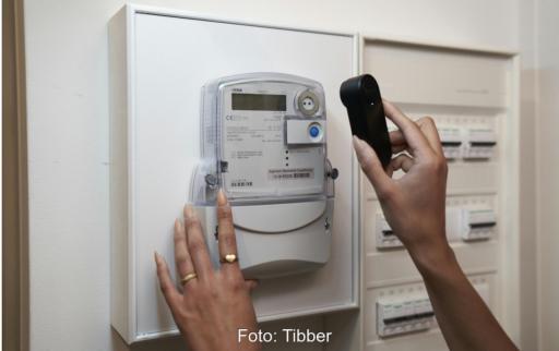 Im Bild der Stromtracker Tibber Pulse am Stromzähler, der Ökostromanbieter Tibber wird 10 Jahre alt.